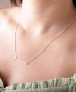 Modelo feminina com o Colar Taquinho deitado