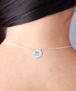 Modelo feminina usando um Escapulário Ore Por Mim Oro Por Você