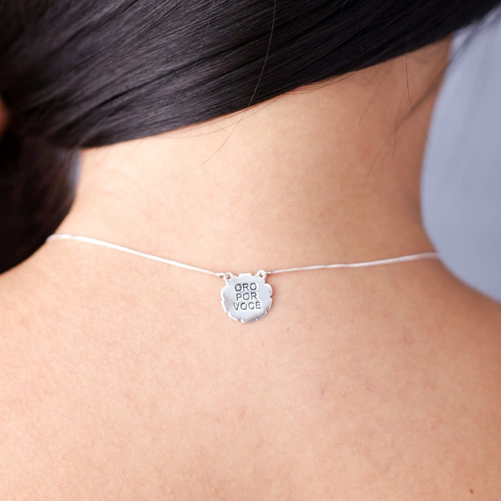 Modelo feminina usando um Escapulário Ore Por Mim Oro Por Você