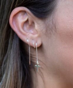 Modelo feminina de cabelo preto usando um Brinco Agulha Cruz de prata