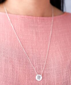 Modelo feminina usando um Escapulário Ore Por Mim Oro Por Você