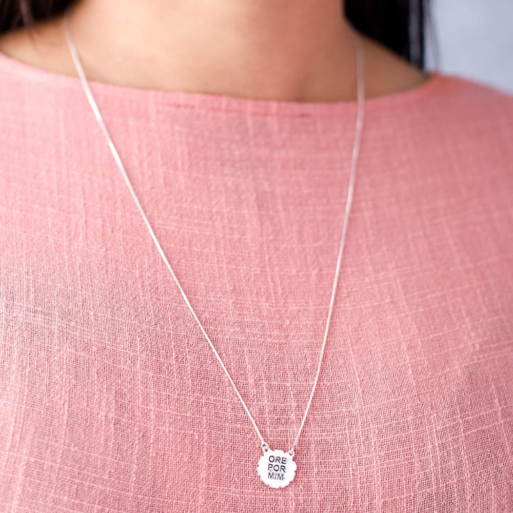 Modelo feminina usando um Escapulário Ore Por Mim Oro Por Você