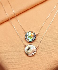 Foto do Escapulário “Abalone”, acima de uma base de tecido