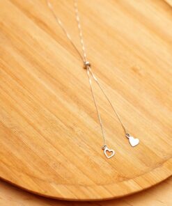 Foto Gravatinha corações acima de uma base de madeira rústica