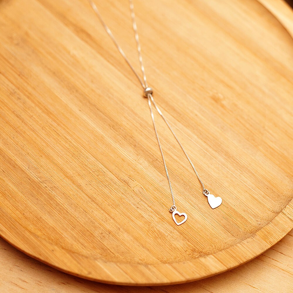 Foto Gravatinha corações acima de uma base de madeira rústica