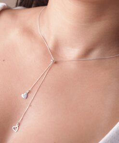 Modelo feminina de camisa branca usando uma Gravatinha Corações