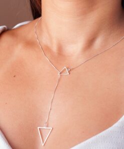 Modelo feminina de camisa branca usando uma Gravatinha triangulo de tamanho G