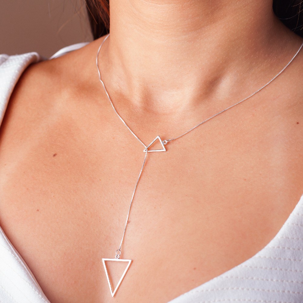 Modelo feminina de camisa branca usando uma Gravatinha triangulo de tamanho G