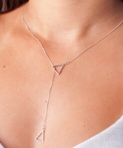 Modelo feminina de camisa branca usando uma Gravatinha triangulo de tamanho P