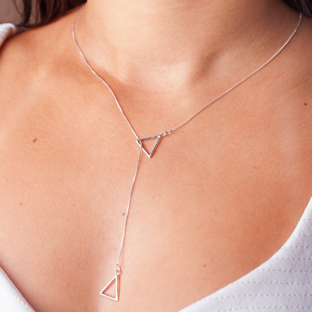 Modelo feminina de camisa branca usando uma Gravatinha triangulo de tamanho P