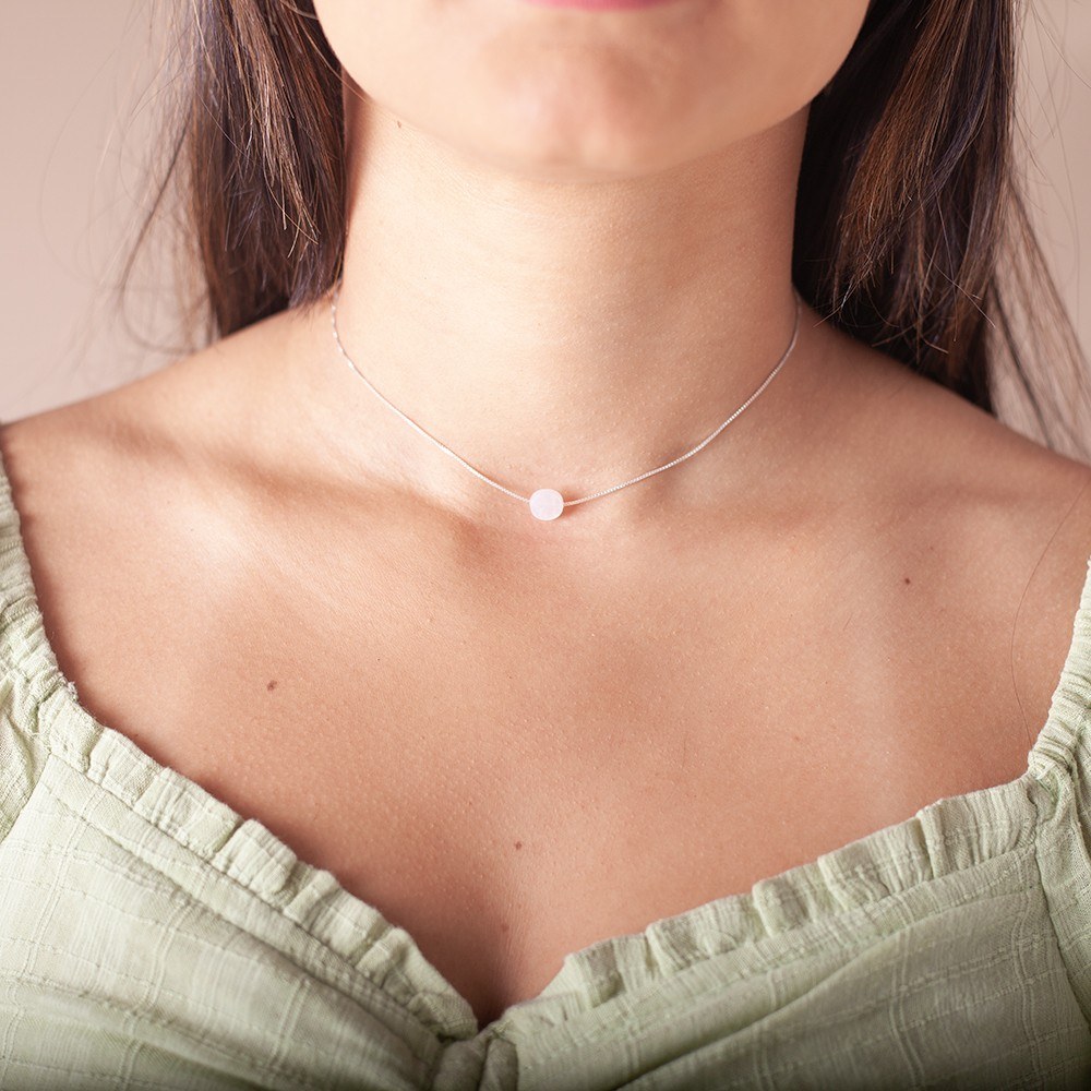 Modelo feminina com o Colar Chocker circulo Madrepérola