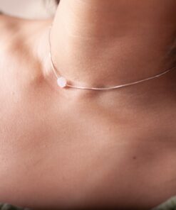 Modelo feminina com o Colar Chocker circulo Madrepérola