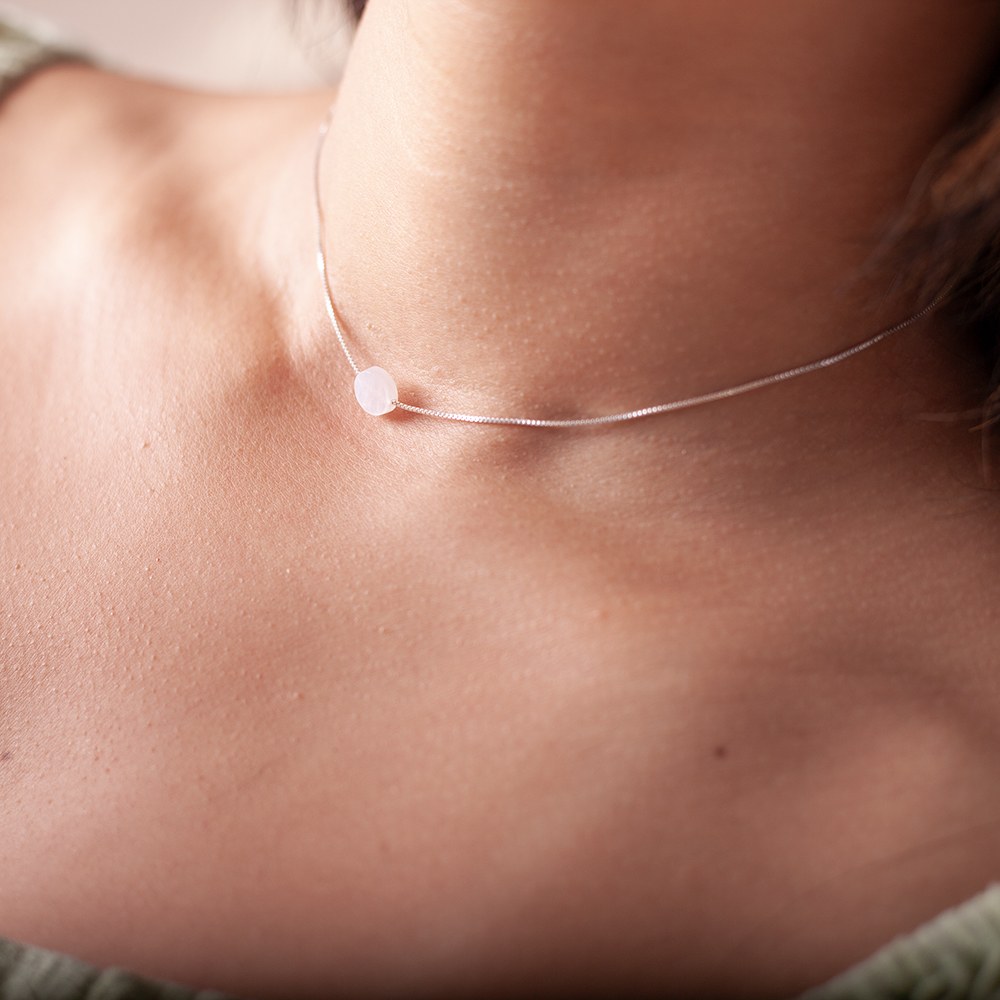 Modelo feminina com o Colar Chocker circulo Madrepérola