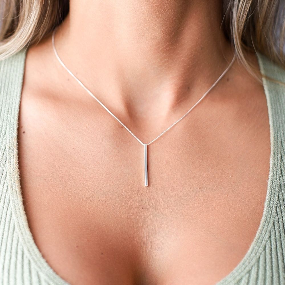 Modelo feminina com o Colar Taquinho de 45 centímetros