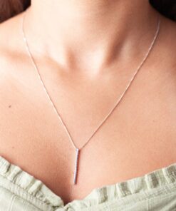 Modelo feminina com o Colar Taquinho de 50 centímetros