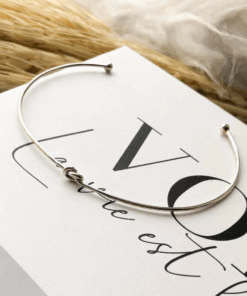 bracelete no em livro branco