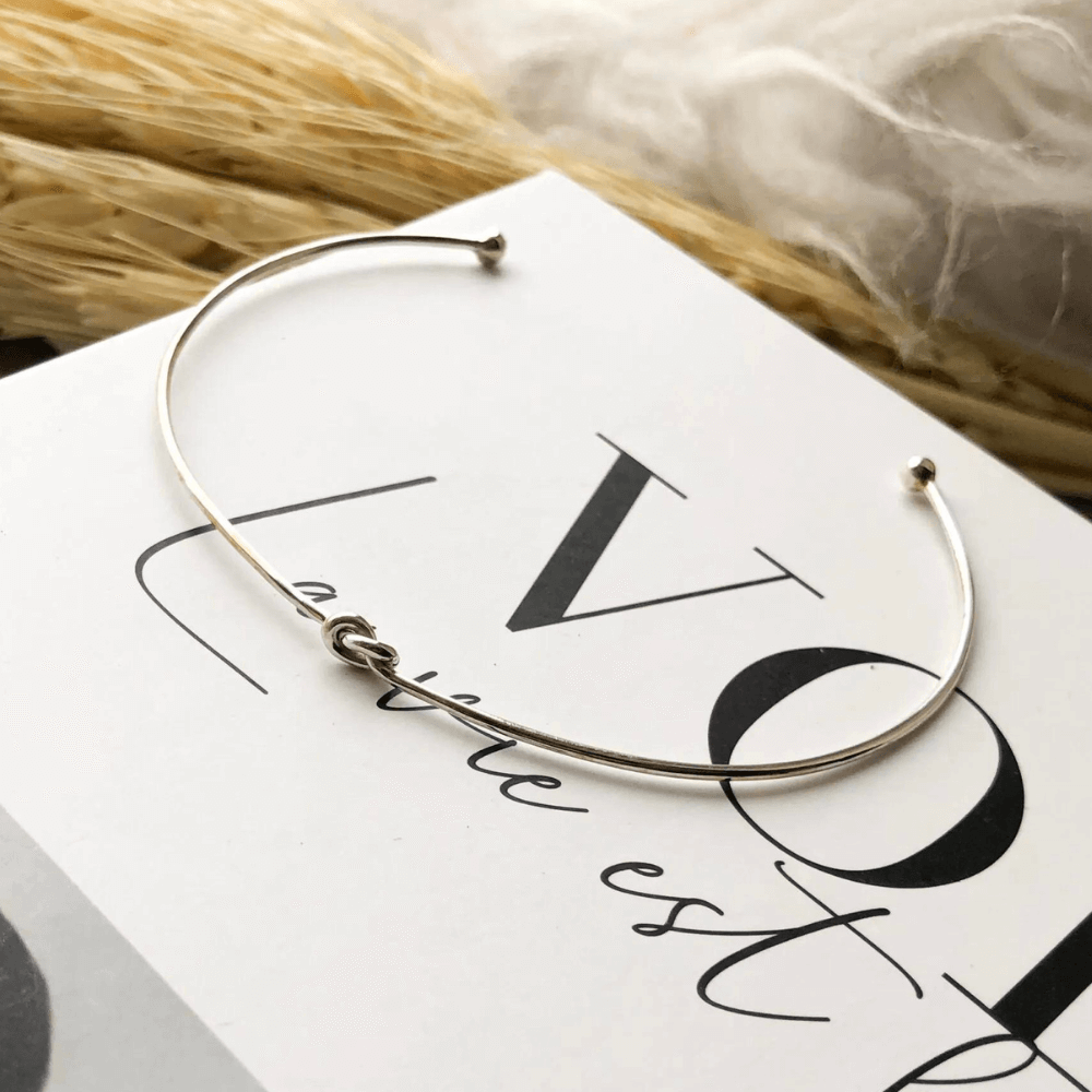 bracelete no em livro branco