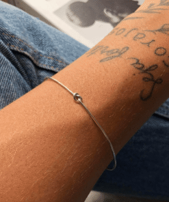 bracelete no em modelo