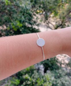 Modelo feminina usando um Bracelete Circulo chapa