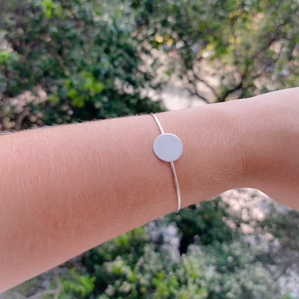 Modelo feminina usando um Bracelete Circulo chapa