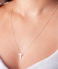 Modelo feminina de camisa branca com um Escapulário Rio de Janeiro 1