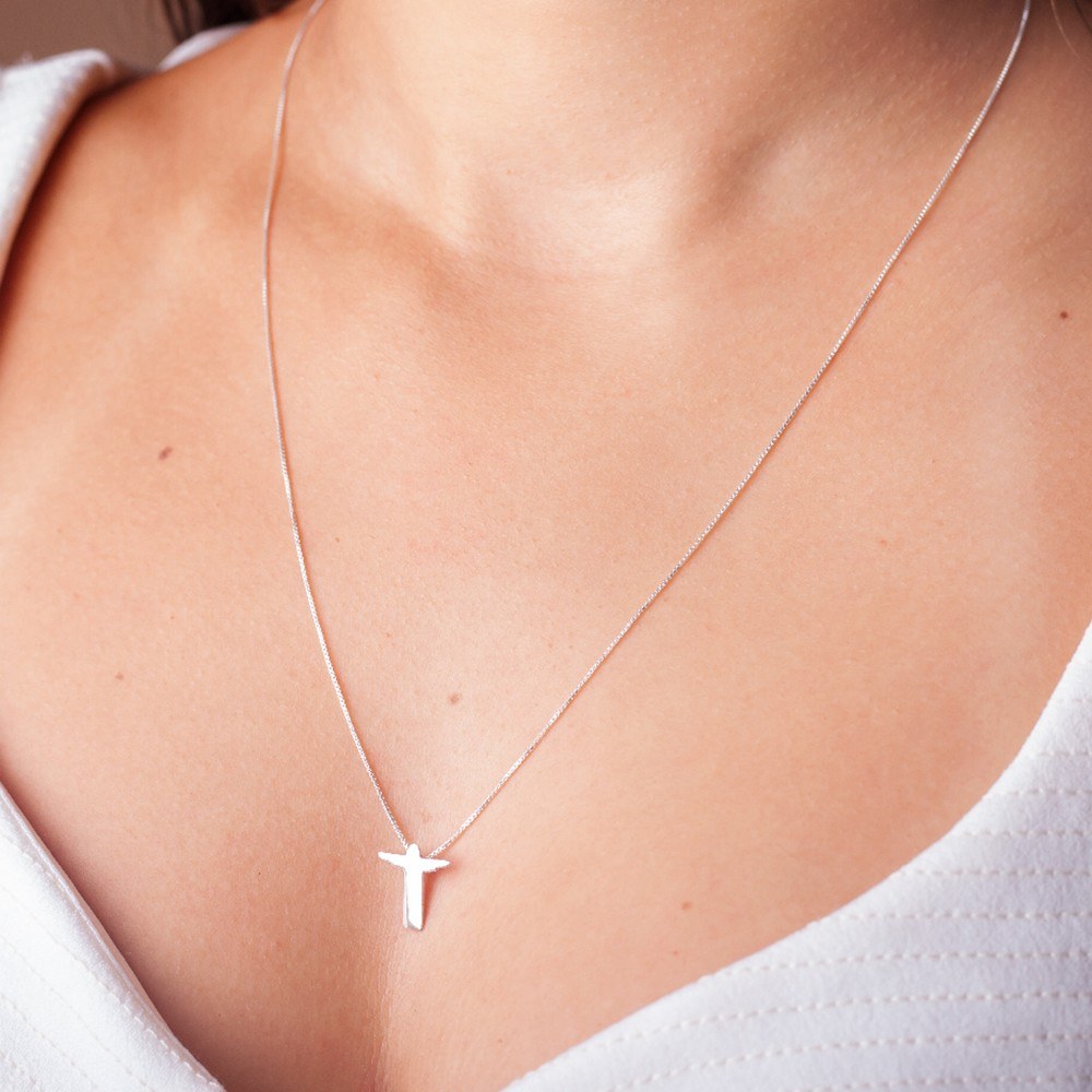 Modelo feminina de camisa branca com um Escapulário Rio de Janeiro 1