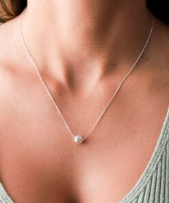 Foto de modelo feminina com o colar bola trabalhada (2)