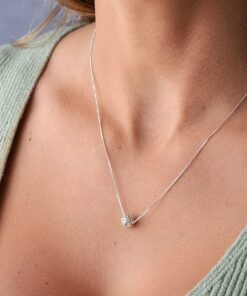 Modelo feminina com o colar bola trabalhada