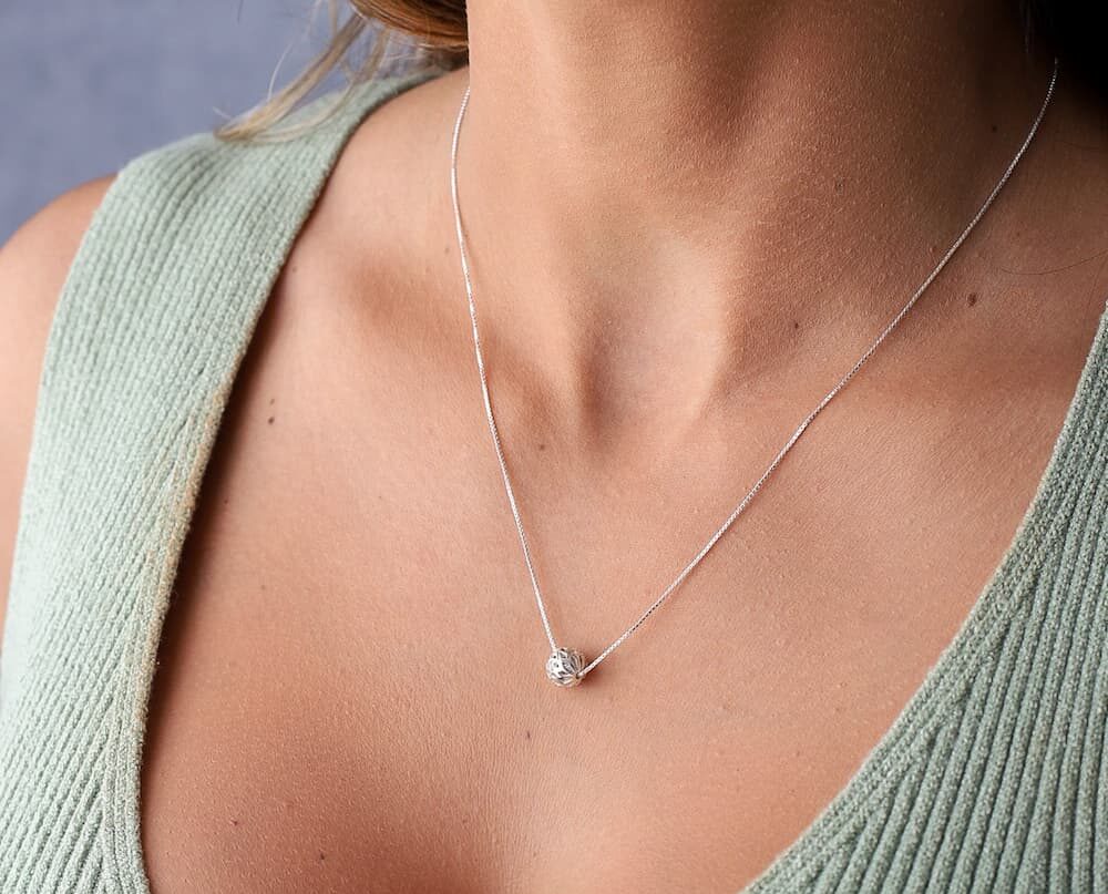 Modelo feminina com o colar bola trabalhada