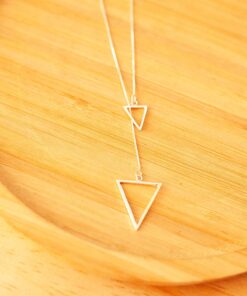 Foto de um colar em prata 925 triangulos com tamanhos diferentes