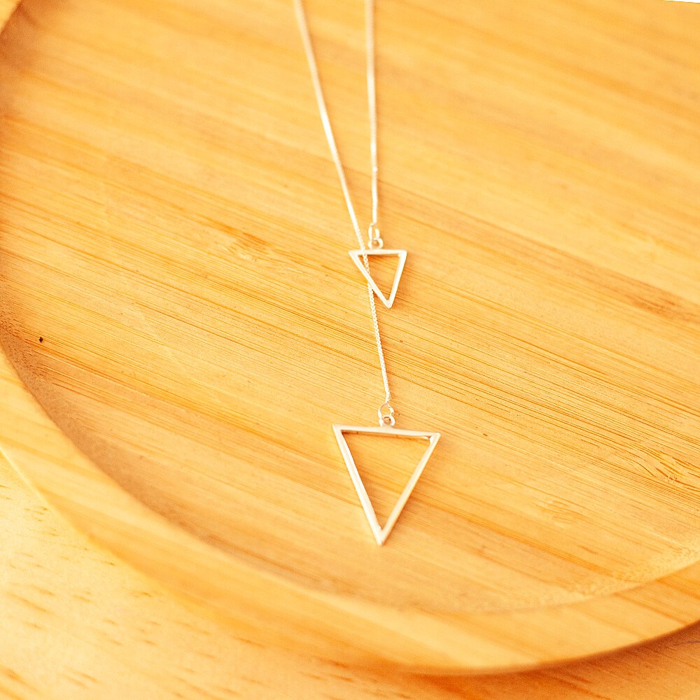 Foto de um colar em prata 925 triangulos com tamanhos diferentes