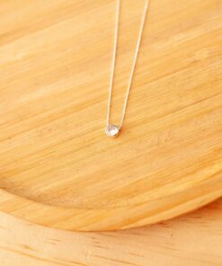 Colar de Prata 925 ponto de luz em um prato de madeira