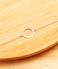 Pulseira em um prato de madeira