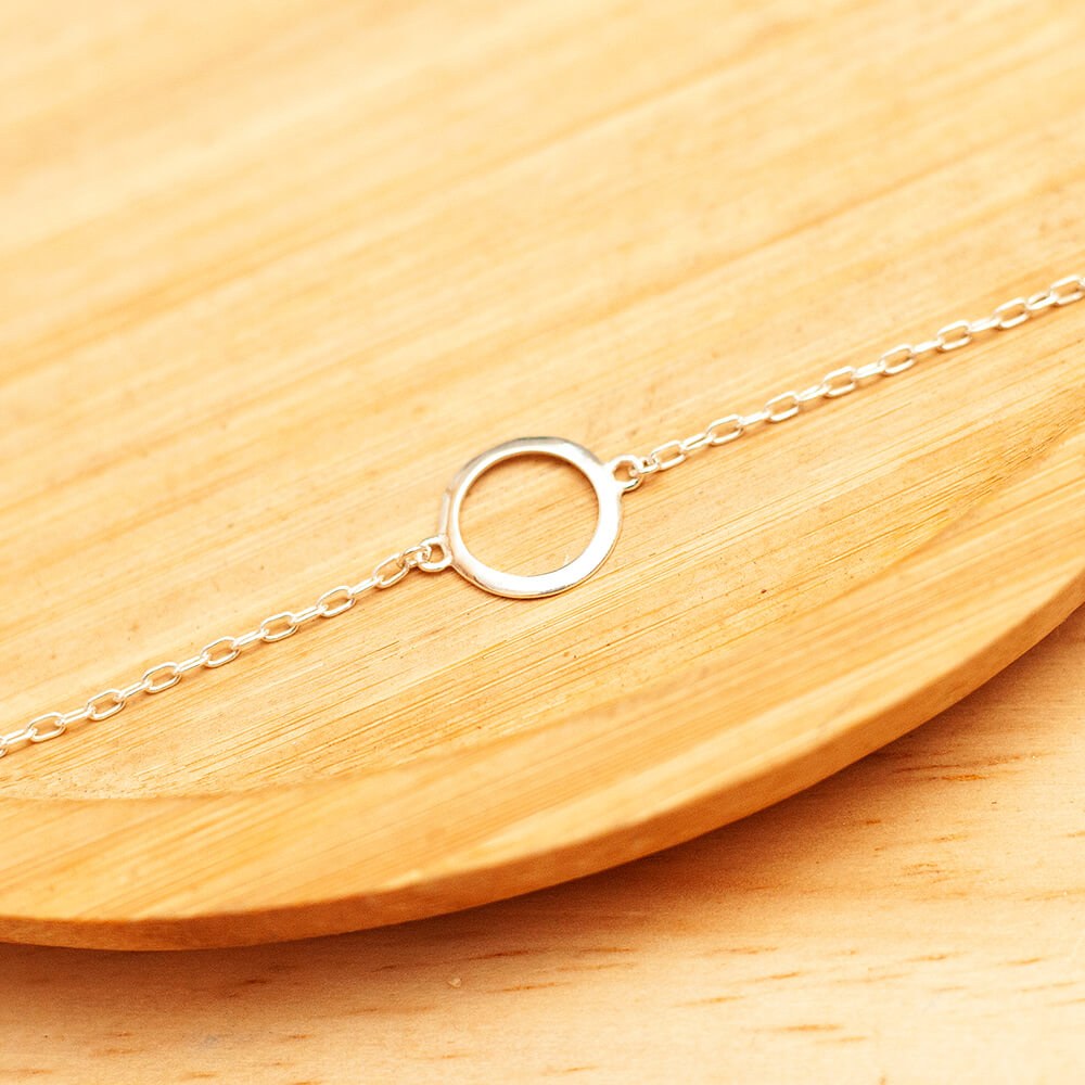 Pulseira em um prato de madeira