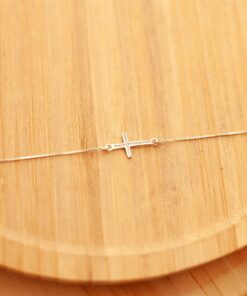 Pulseira em um prato de madeira