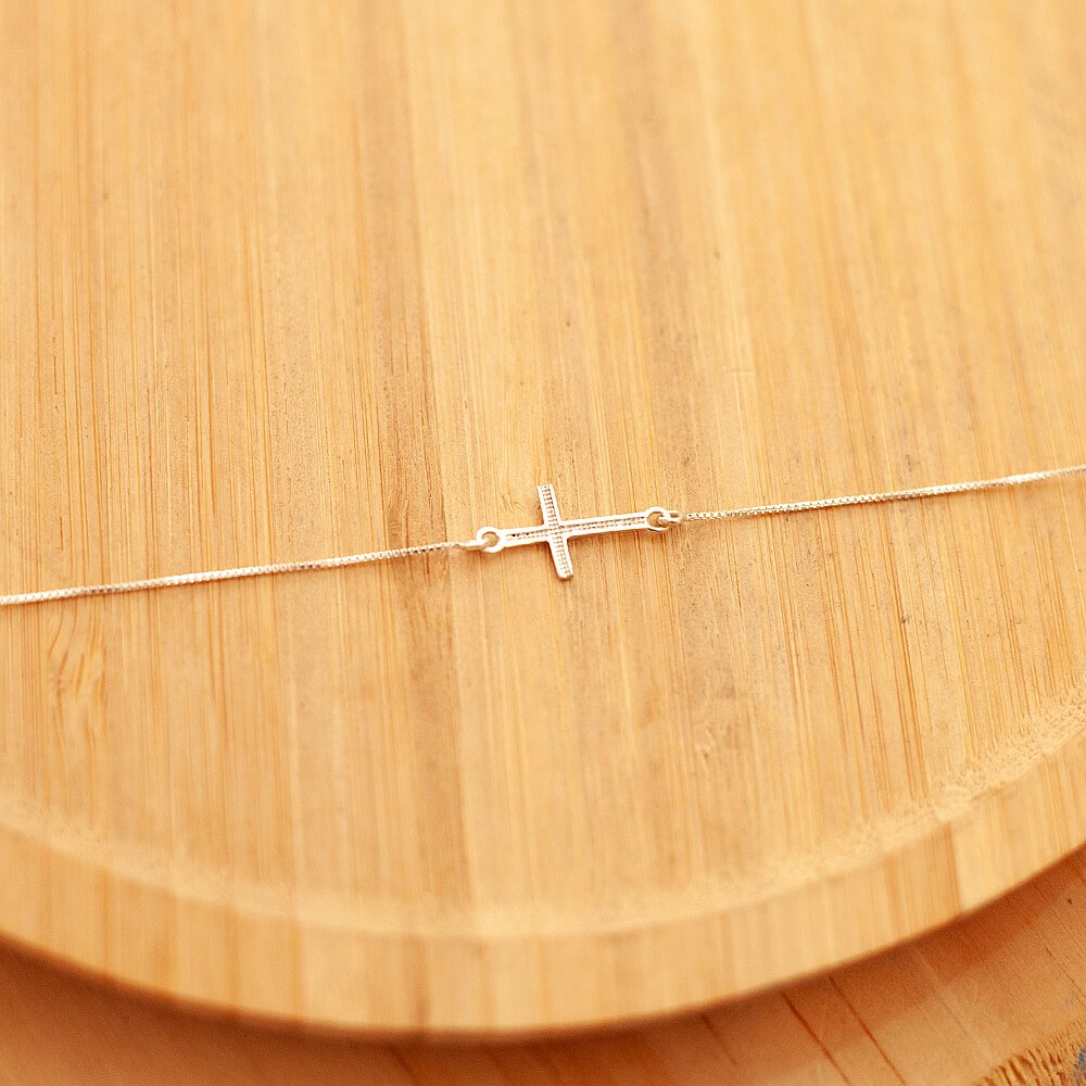 Pulseira em um prato de madeira