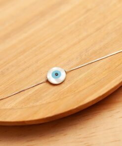 Pulseira em um prato de madeira