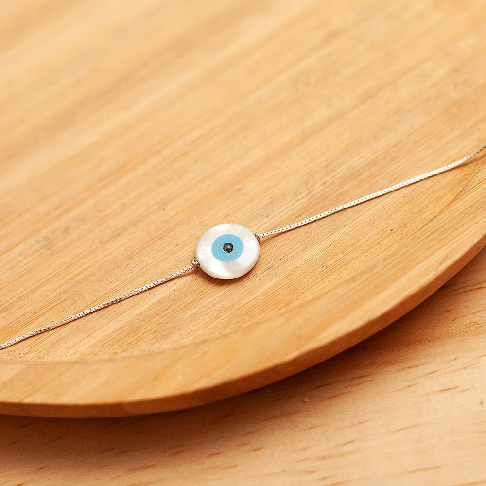 Pulseira em um prato de madeira