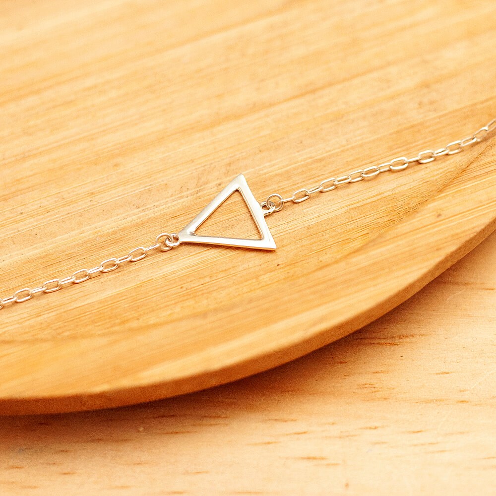 Pulseira em um prato de madeira