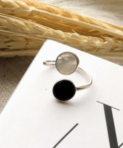 Anel de Prata em cima de um Livro