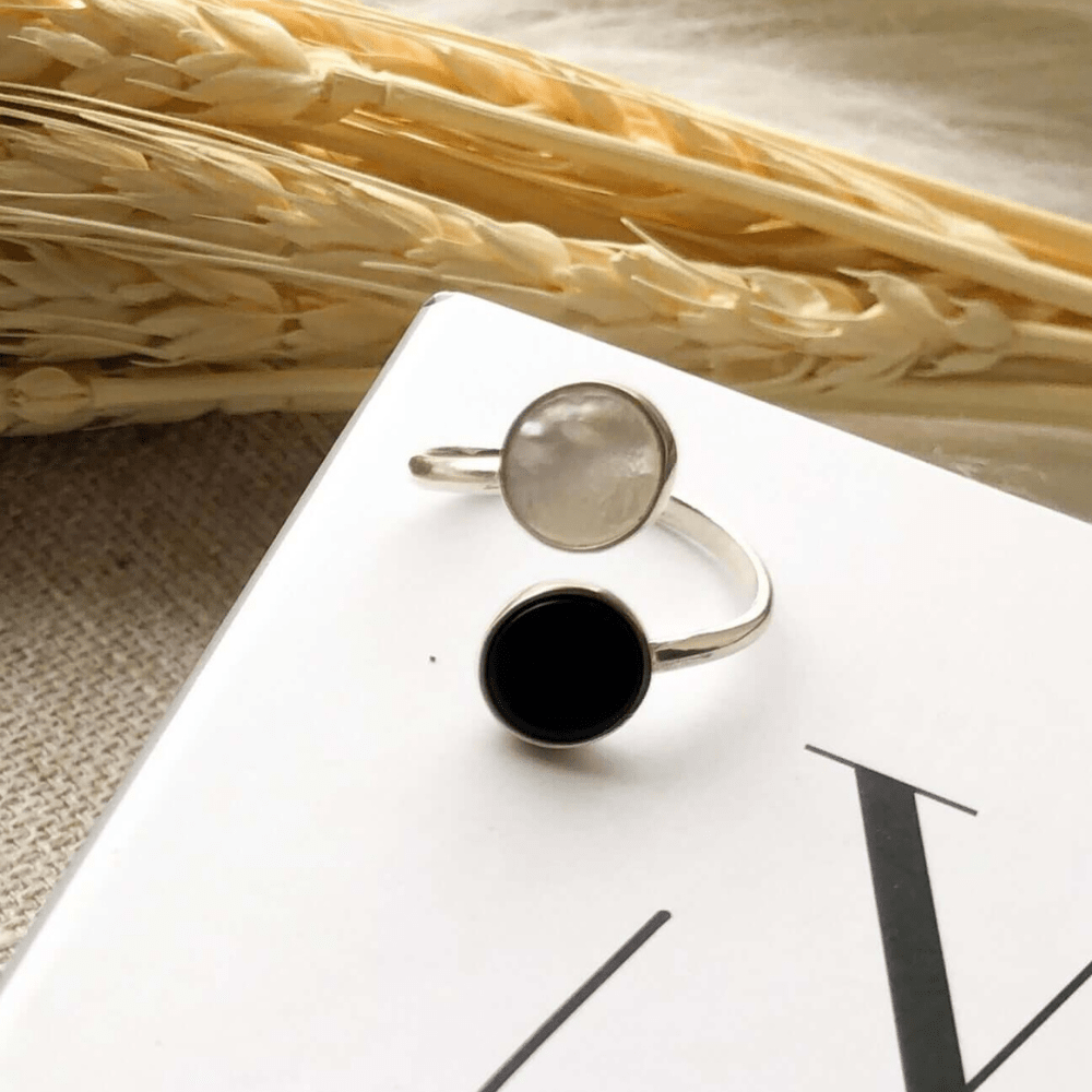 Anel de Prata em cima de um Livro