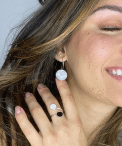 brinco gancho madreperola em modelo sorrindo