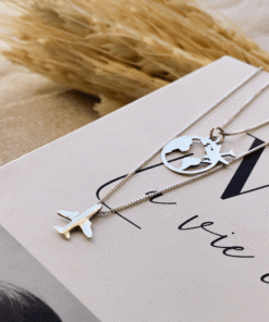 escapulario viagem ao mundo em cima de livro