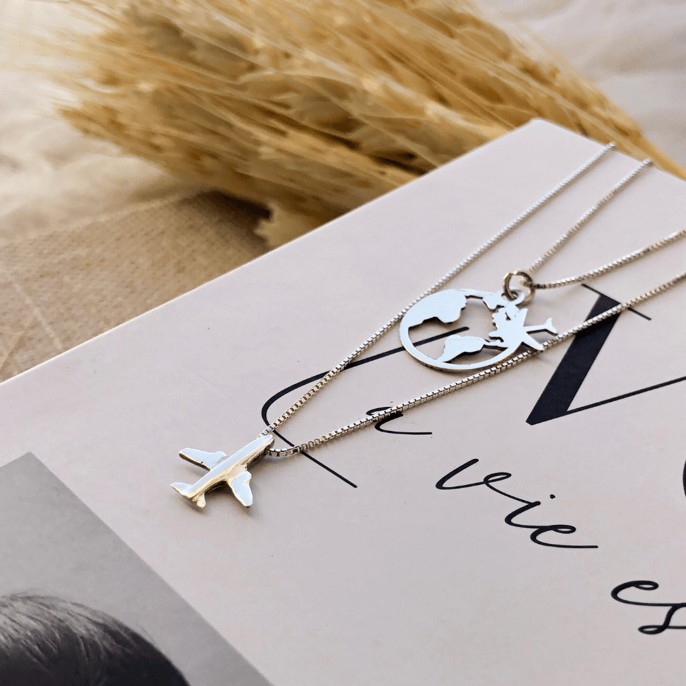 escapulario viagem ao mundo em cima de livro