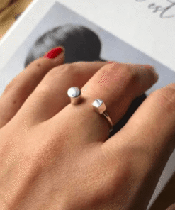 anel geometrico circulo e quadrado em prata 925 em mão de modelo