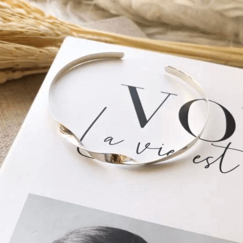 bracelete retorcido em prata 925 em livro branco