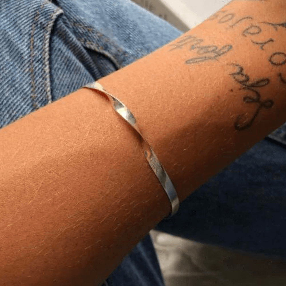 bracelete retorcido em prata 925 em modelo