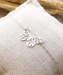 pulseira borboleta recortes de prata 925 em almofada branca