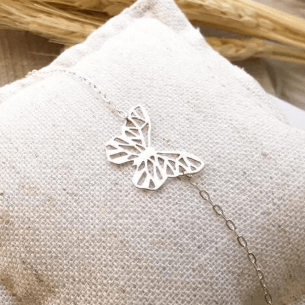 pulseira borboleta recortes de prata 925 em almofada branca