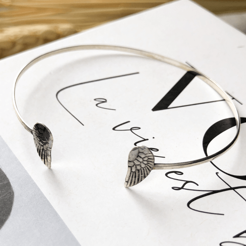 bracelete asas de anjo em livro